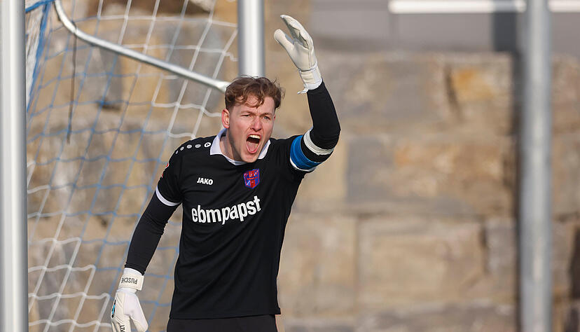 Der &Auml;rger musste raus.Oberligist FSV Hollenbach verlor in Denzlingen mit 3:4. Nach einer 3:0-F&uuml;hrung beim Oberliga-Schlusslicht musste FSV-Torh&uuml;ter Nico Purtscher noch vier mal den Ball aus dem Netz holen.
Foto:Archiv/ Marc Schmerbeck