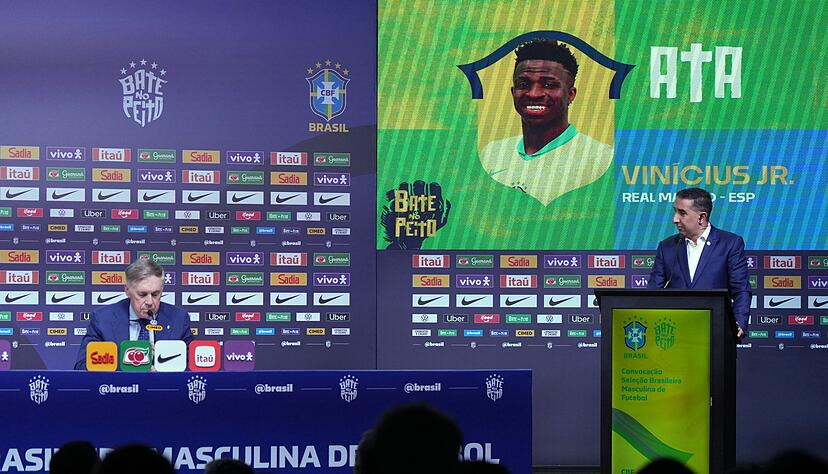 Brasiliens Nationaltrainer Carlo Ancelotti (l)&nbsp;bei der Bekanntgabe seines Kaders f&uuml;r die beiden L&auml;nderspiele gegen Frankreich und Kroatien. Vinicius Jr. ist dabei - Neymar nicht.