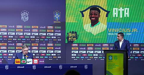 Brasiliens Nationaltrainer Carlo Ancelotti (l)&nbsp;bei der Bekanntgabe seines Kaders f&uuml;r die beiden L&auml;nderspiele gegen Frankreich und Kroatien. Vinicius Jr. ist dabei - Neymar nicht.