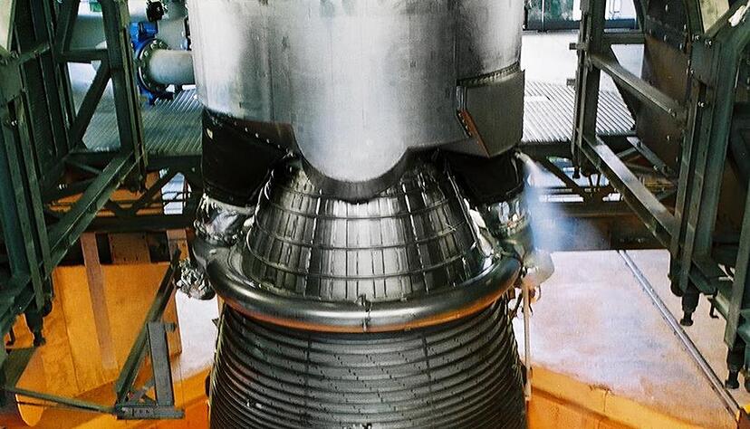 Das Vulcain-Triebwerk im Pr&uuml;fstand: So sollen in Lampoldshausen ab 2020 auch Triebwerke auf ihre Funktion getestet werden, die anschlie&szlig;end in die Ariane 6 eingebaut werden.Foto: DLR