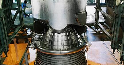 Das Vulcain-Triebwerk im Pr&uuml;fstand: So sollen in Lampoldshausen ab 2020 auch Triebwerke auf ihre Funktion getestet werden, die anschlie&szlig;end in die Ariane 6 eingebaut werden.Foto: DLR