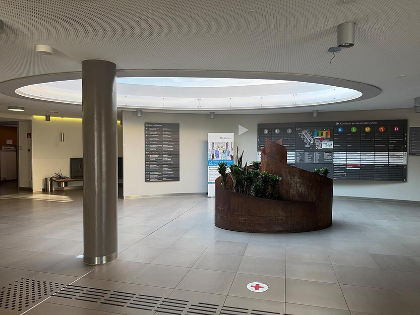 Nur noch einige Verwaltungsmitarbeiter haben ihre Büros in dem Klinikerbau.