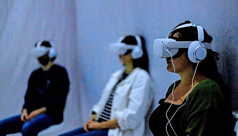 Mit Headset und Kopfhörer in immersive Theaterwelten eintauchen: Sechs Mal war die VR-Performance „To Be a Machine“ im Komödienhaus zu erleben.
Foto: Ste Murray