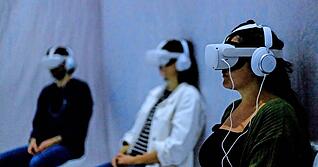 Mit Headset und Kopfhörer in immersive Theaterwelten eintauchen: Sechs Mal war die VR-Performance „To Be a Machine“ im Komödienhaus zu erleben.
Foto: Ste Murray