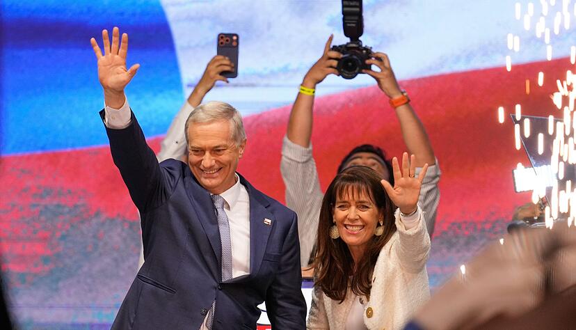 Der deutschst&auml;mmige Rechtspolitiker Jos&eacute; Antonio Kast hat die Stichwahl f&uuml;r sich entschieden.