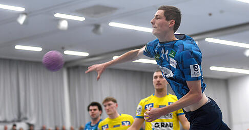 Niklas Roth trifft beim klaren Horkheimer Heimsieg gegen die SG Pforzheim/Eutingen. Der aktuelle Tabellenvierte aus Pforzheim wäre berechtigt, an der Aufstiegsrunde zur 2. Bundesliga teilzunehmen, Niklas Roth trifft beim klaren Horkheimer Heimsieg gegen die SG Pforzheim/Eutingen. Der aktuelle Tabellenvierte aus Pforzheim wäre berechtigt, an der Aufstiegsrunde zur 2. Bundesliga teilzunehmen,