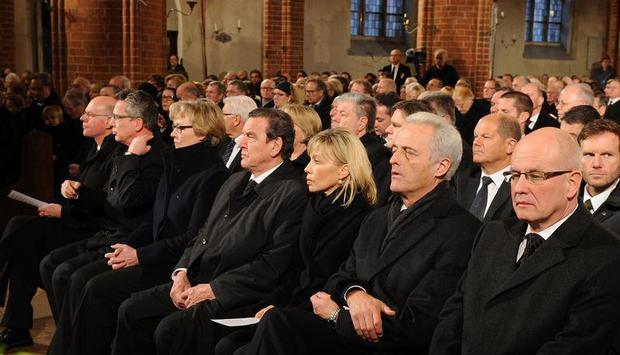 Politikprominenz sitzt in der ersten Reihe der Sankt Marienkirche in Uelzen bei der Trauerfeier für den ehemaligen Bundesverteidigungsminister Peter Struck (SPD). Foto: Holger Hollemann Politikprominenz sitzt in der ersten Reihe der Sankt Marienkirche in Uelzen bei der Trauerfeier für den ehemaligen Bundesverteidigungsminister Peter Struck (SPD). Foto: Holger Hollemann