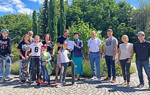 Auch etliche Eltern und Jugendliche sowie Vertreter der Trailsurfers und HCG-Rektor Felix Stadtfeld kamen zur Übergabe der Petitionsunterlagen.