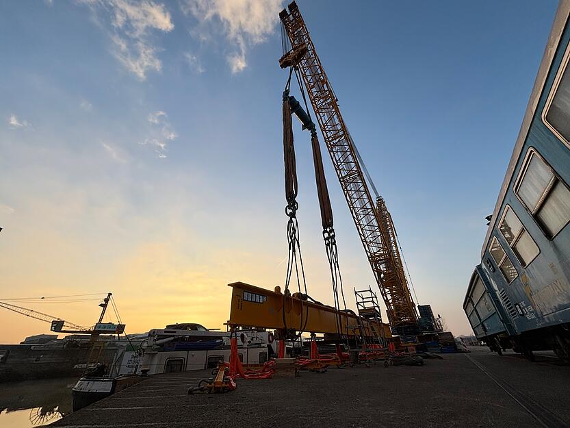 Insgesamt sind für den Konverter im Umspannwerk sieben Transformatoren nötig. Die ersten zwei sind im Dezember bereits am Ziel angekommen. Insgesamt sind für den Konverter im Umspannwerk sieben Transformatoren nötig. Die ersten zwei sind im Dezember bereits am Ziel angekommen.