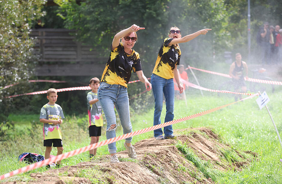 Hunderte Läufer überwanden Hindernisse und kämpften sich durch den Schlamm beim Motorman Run 2025 in Neuenstadt.