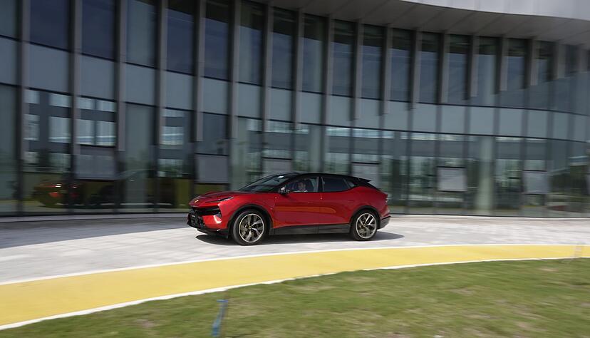 Agil und handlich: Die fünf Meter Länge und über 2,5 Tonnen Gewicht lässt sich der Lotus Eletre beim Fahren kaum anmerken.