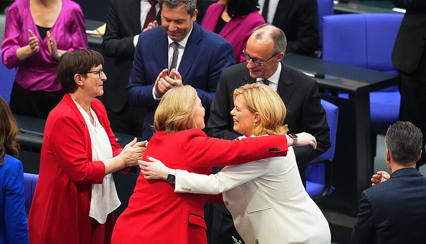Julia Klöckner (vorne r, CDU), frisch gewählte Bundestagspräsidentin, nimmt Glückwünsche von ihrer Vorgängerin Bärbel Bas (M SPD) entgegen bei der konstituierenden Sitzung des neuen Bundestags. Julia Klöckner (vorne r, CDU), frisch gewählte Bundestagspräsidentin, nimmt Glückwünsche von ihrer Vorgängerin Bärbel Bas (M SPD) entgegen bei der konstituierenden Sitzung des neuen Bundestags.