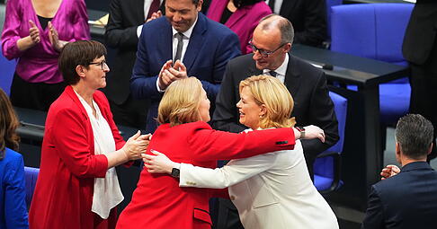 Julia Klöckner (vorne r, CDU), frisch gewählte Bundestagspräsidentin, nimmt Glückwünsche von ihrer Vorgängerin Bärbel Bas (M SPD) entgegen bei der konstituierenden Sitzung des neuen Bundestags.