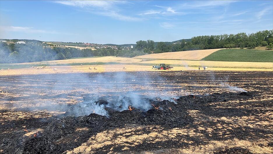 Die Rauchwolke des Flächenbrandes bei Abstatt ist weit zu sehen. Die Rauchwolke des Flächenbrandes bei Abstatt ist weit zu sehen.