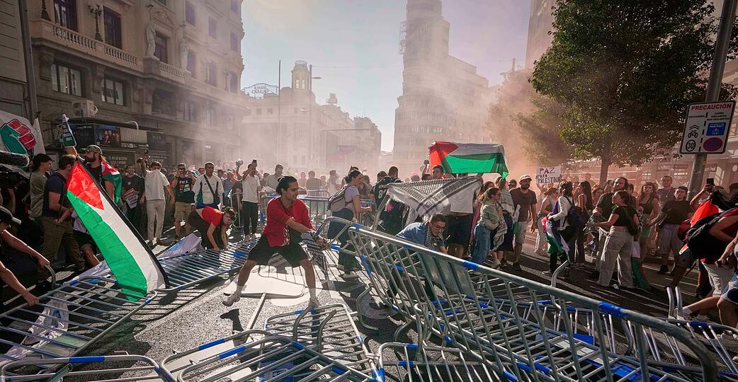 Proteste durchkreuze Vuelta: Demonstranten blockieren die Straße.
