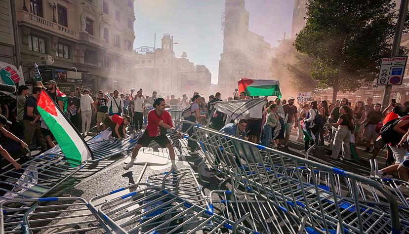 Proteste durchkreuze Vuelta: Demonstranten blockieren die Straße. Proteste durchkreuze Vuelta: Demonstranten blockieren die Straße.