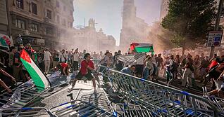 Proteste durchkreuze Vuelta: Demonstranten blockieren die Straße.