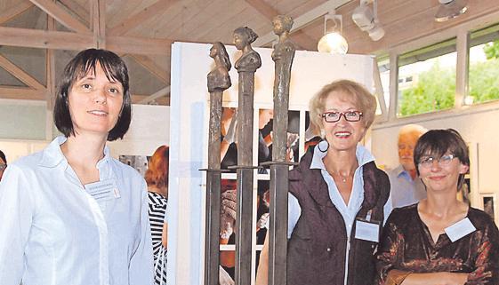 Mitten in der eigenen Ausstellung (von links): Petra Lindenmeyer, Hilla Wolf-Wagner, Ines Reinhardt.
Foto: Schneider