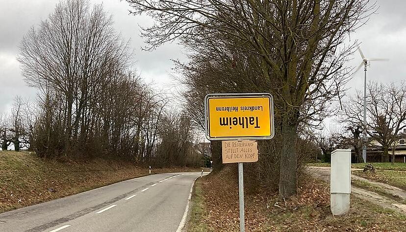 Schild am Talheimer Ortseingang: Unbekannte haben die Schilder abmontiert, umgedreht und ein kleines Plakat mit der Aufschrift "Die Regierung stellt alles auf den Kopf" angebracht.