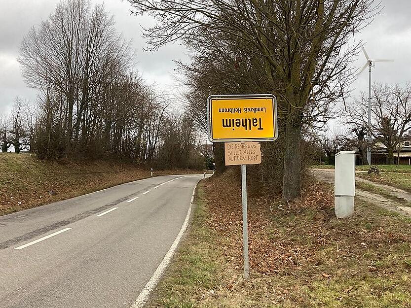 Schild am Talheimer Ortseingang: Unbekannte haben die Schilder abmontiert, umgedreht und ein kleines Plakat mit der Aufschrift "Die Regierung stellt alles auf den Kopf" angebracht.