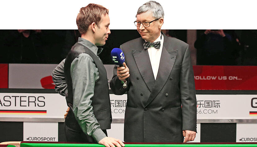 Bei den German Masters fungiert Rolf Kalb (rechts, im Gespr&auml;ch mit Allister Carter) auch als Master of Ceremonies.

Fotos: Imago, Sven Fuchs