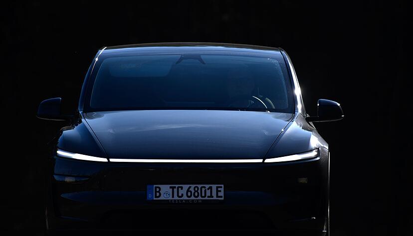 Eine durchgehende LED-Lichtleiste dominiert die Optik der Frontpartie des Tesla Model Y «Juniper». Eine durchgehende LED-Lichtleiste dominiert die Optik der Frontpartie des Tesla Model Y «Juniper».
