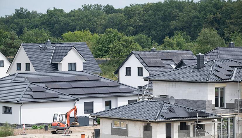 Vorsicht: Einschränkungen, die Bauherren den Zutritt zur Baustelle verwehren, verstecken sich oft in den AGBs eines Bauvertrags. Vorsicht: Einschränkungen, die Bauherren den Zutritt zur Baustelle verwehren, verstecken sich oft in den AGBs eines Bauvertrags.