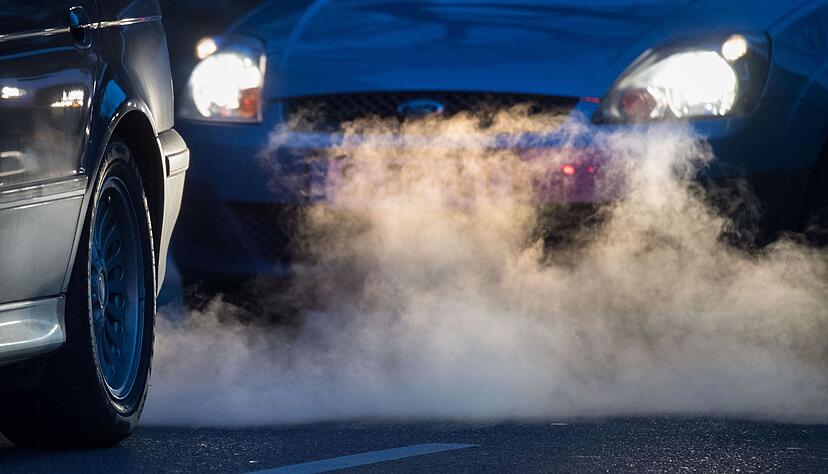 Verbrenner statt E-Autos: In Baden-Württemberg fährt der Großteil weiter mit Diesel oder Benziner. (Symbolbild) Verbrenner statt E-Autos: In Baden-Württemberg fährt der Großteil weiter mit Diesel oder Benziner. (Symbolbild)