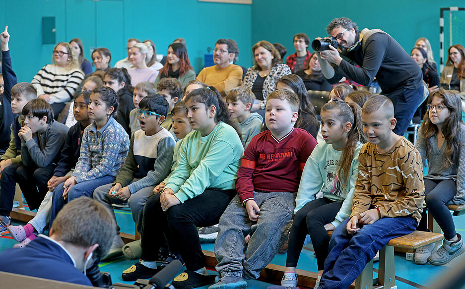 Kinder sollen mit dem Roboter interagieren und ihre Sprachkenntnisse im Dialog verbessern.