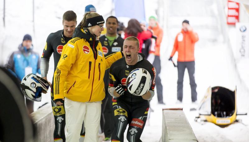 Francesco Friedrich (M) feiert seinen Sieg im Zweierbob enthusiastisch. Foto: Jan Hetfleisch