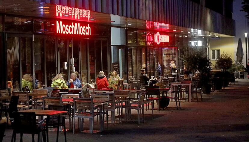 Zu später Stunde, wie hier auf der Neckarmeile, noch gemütlich im Restaurant zusammensitzen, das ist ab Mittwoch nicht mehr möglich. Foto: Archiv/Ralf Seidel Zu später Stunde, wie hier auf der Neckarmeile, noch gemütlich im Restaurant zusammensitzen, das ist ab Mittwoch nicht mehr möglich. Foto: Archiv/Ralf Seidel