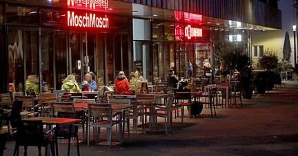 Zu später Stunde, wie hier auf der Neckarmeile, noch gemütlich im Restaurant zusammensitzen, das ist ab heute nicht mehr möglich.
Foto: Archiv/Ralf Seidel Zu später Stunde, wie hier auf der Neckarmeile, noch gemütlich im Restaurant zusammensitzen, das ist ab heute nicht mehr möglich.
Foto: Archiv/Ralf Seidel