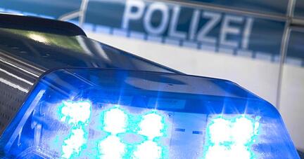 Ein Blaulicht auf dem Dach eines Polizeifahrzeugs.