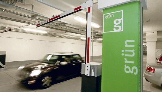 Das Farbleitsystem in der neuen Tiefgarage soll die Besucher des Heilbronner Bankhauses an ihr Ziel führen. Insgesamt gibt es rund 180 Stellplätze.Foto: Guido Sawatzki Das Farbleitsystem in der neuen Tiefgarage soll die Besucher des Heilbronner Bankhauses an ihr Ziel führen. Insgesamt gibt es rund 180 Stellplätze.Foto: Guido Sawatzki