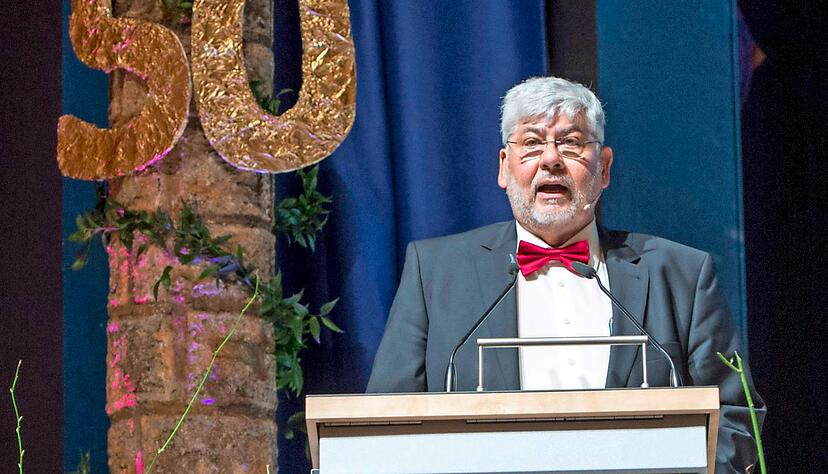 Erich-Hans Dietz tritt zum letzten Mal als Präsident des Sportkreises Hohenlohe ans Rednerpult. Foto: Berger
