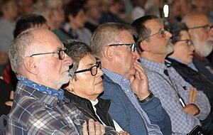 Gut besucht war die Deutschordenshalle mit rund 160 Zuhörern. 85 Minuten trugen Bürger beim Besuch der Verwaltung Kritik und Anliegen vor.
Foto: Matthias Heibel Gut besucht war die Deutschordenshalle mit rund 160 Zuhörern. 85 Minuten trugen Bürger beim Besuch der Verwaltung Kritik und Anliegen vor.
Foto: Matthias Heibel