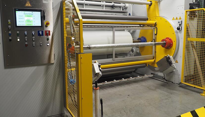 Im Kalander entsteht die Grundfolie. Im Kalander entsteht die Grundfolie.