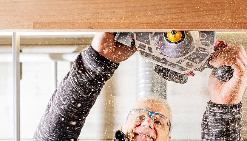 Akku-Oberfr&auml;se im Einsatz: Redakteur Peter Baruschke hat mehrere Ger&auml;te f&uuml;r &laquo;Selbst ist der Mann&raquo; getestet.