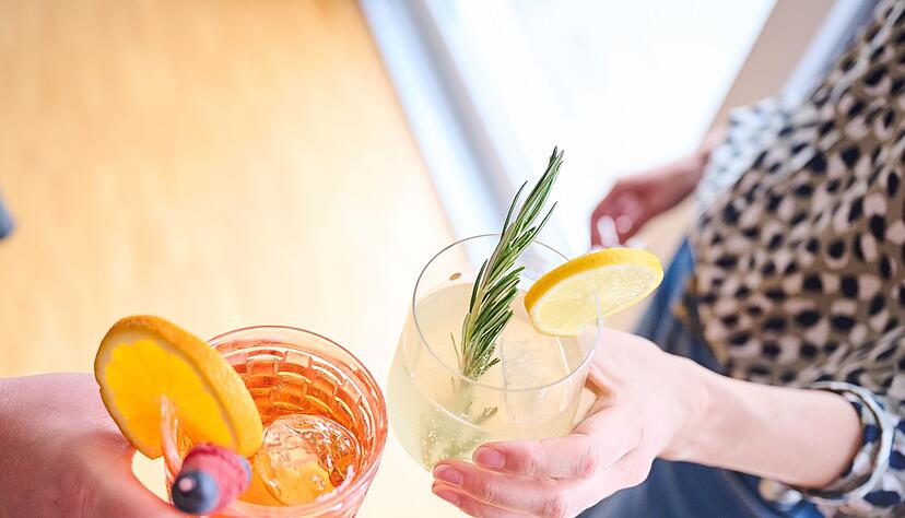 Das Auge trinkt mit: Fr&uuml;chte und Kr&auml;uter sind auch bei alkoholfreien Drinks willkommene Deko.