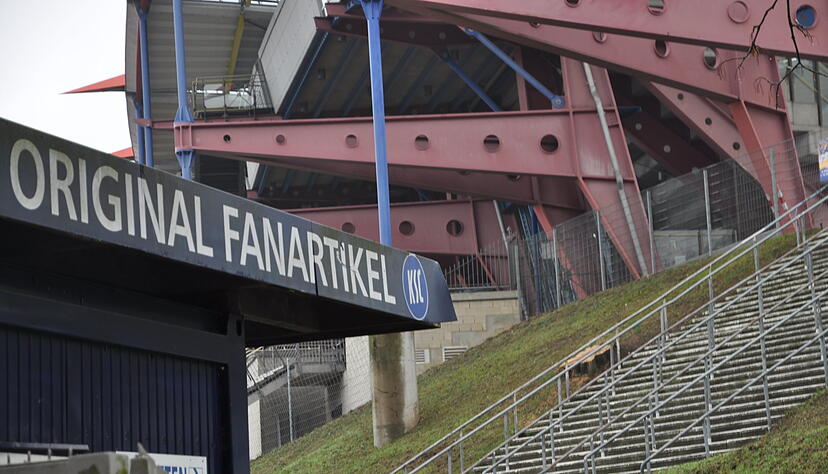 Fanartikel-Stand des KSC vor der alten Haupttribüne. Der Verein spielt während der Umbauzeit weiter im Wildpark.