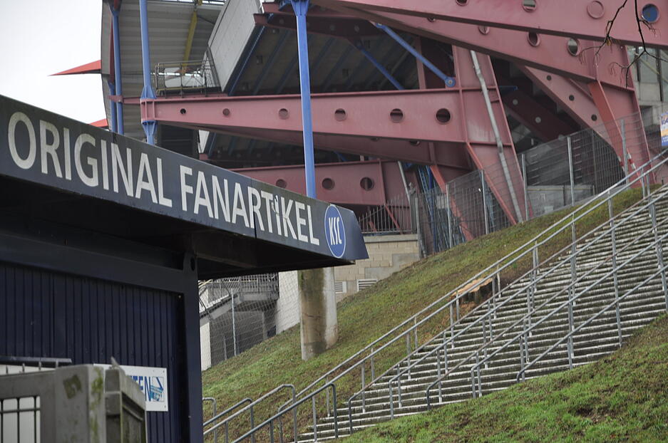 Fanartikel-Stand des KSC vor der alten Haupttribüne. Der Verein spielt während der Umbauzeit weiter im Wildpark.