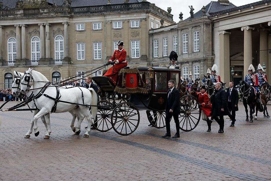 D&auml;nemarks K&ouml;nigin Margrethe II. wird von der berittenen Schwadron des Garde-Husaren-Regiments in der goldenen Kutsche vom Schloss Amalienborg zum Schloss Christiansborg eskortiert.