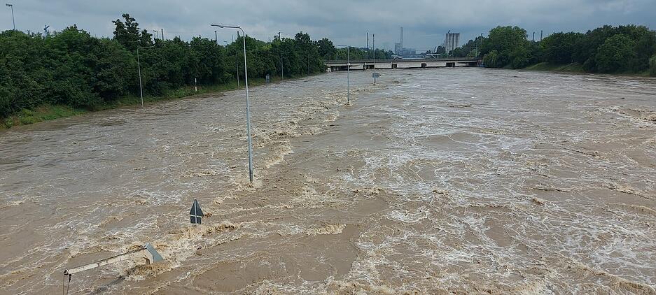 In Heilbronn verwandelte sich der Neckar in einen reißenden Fluss. In Heilbronn verwandelte sich der Neckar in einen reißenden Fluss.