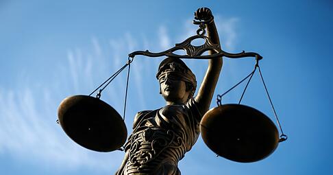 Ein Gericht wertete das bewusste Verschweigen von Einkommen durch das Kind als sittenwidrig: In solchen Fällen droht die Rückzahlung zu Unrecht erhaltener Unterhaltsleistungen. Ein Gericht wertete das bewusste Verschweigen von Einkommen durch das Kind als sittenwidrig: In solchen Fällen droht die Rückzahlung zu Unrecht erhaltener Unterhaltsleistungen.