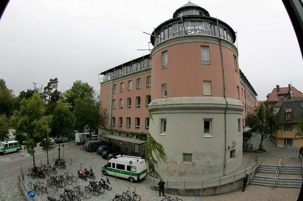 Außenansicht des Carolinum-Gymnasiums in Ansbach. Ein 18-jähriger Gymnasiast hatte zuvor einen Anschlag in der Schule verübt und dabei mehrere Mitschüler zum Teil schwer verletzt.