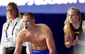 Jacob Heidtmann (M) jubelt &uuml;ber den &uuml;berraschenden Sieg der deutschen Freistil-Mixed-Staffel.