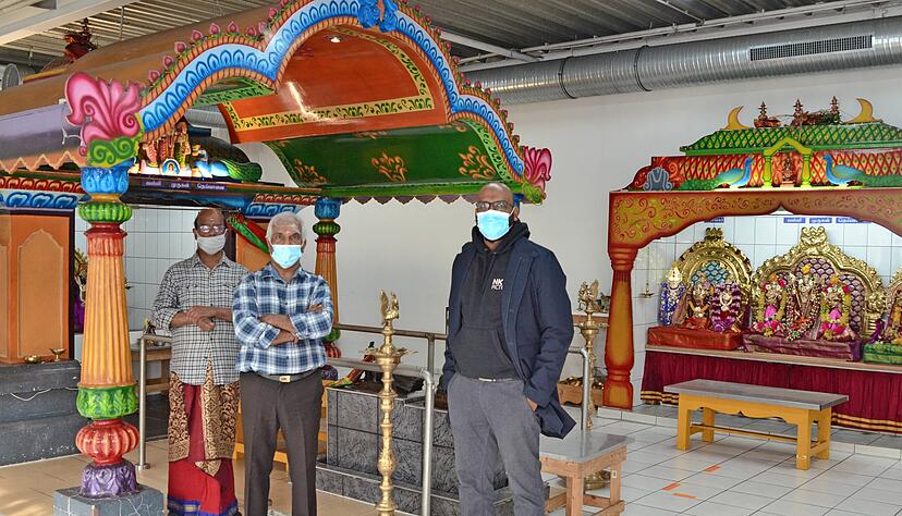 Haben eine ehemalige Halle in einen Tempel verwandelt (v. l.): Indrakumar Yogusunthram, der Vorsitzende Sivam Seevaratnan und Nivaas Kumarakuruparan.
Foto: Pfäffle Haben eine ehemalige Halle in einen Tempel verwandelt (v. l.): Indrakumar Yogusunthram, der Vorsitzende Sivam Seevaratnan und Nivaas Kumarakuruparan.
Foto: Pfäffle