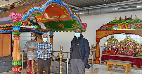 Haben eine ehemalige Halle in einen Tempel verwandelt (v. l.): Indrakumar Yogusunthram, der Vorsitzende Sivam Seevaratnan und Nivaas Kumarakuruparan.
Foto: Pfäffle