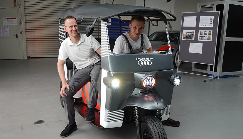 Kfz-Mechatroniker-Azubi Till Barz mit seinem Ausbildungsleiter Timo Engler in der Riksch namens Gaia - benannt nach der griechischen G&ouml;ttin der Erde