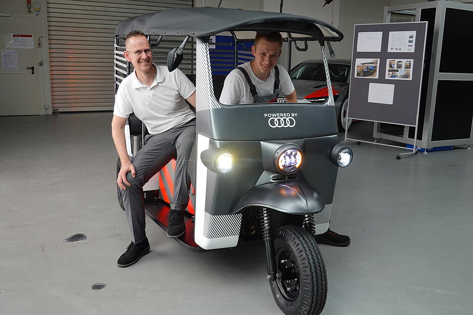 Kfz-Mechatroniker-Azubi Till Barz mit seinem Ausbildungsleiter Timo Engler in der Riksch namens Gaia - benannt nach der griechischen Göttin der Erde Kfz-Mechatroniker-Azubi Till Barz mit seinem Ausbildungsleiter Timo Engler in der Riksch namens Gaia - benannt nach der griechischen Göttin der Erde